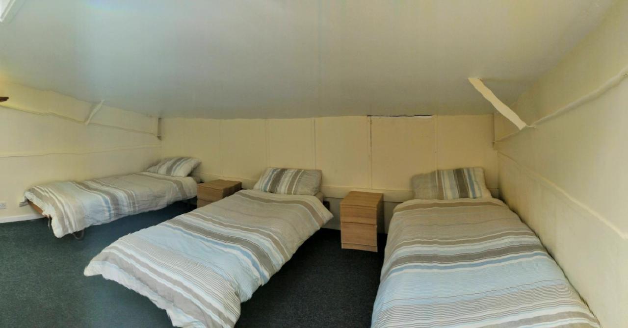 Y Doc At World Horizons Community Hub Hostel Llanelli Bagian luar foto