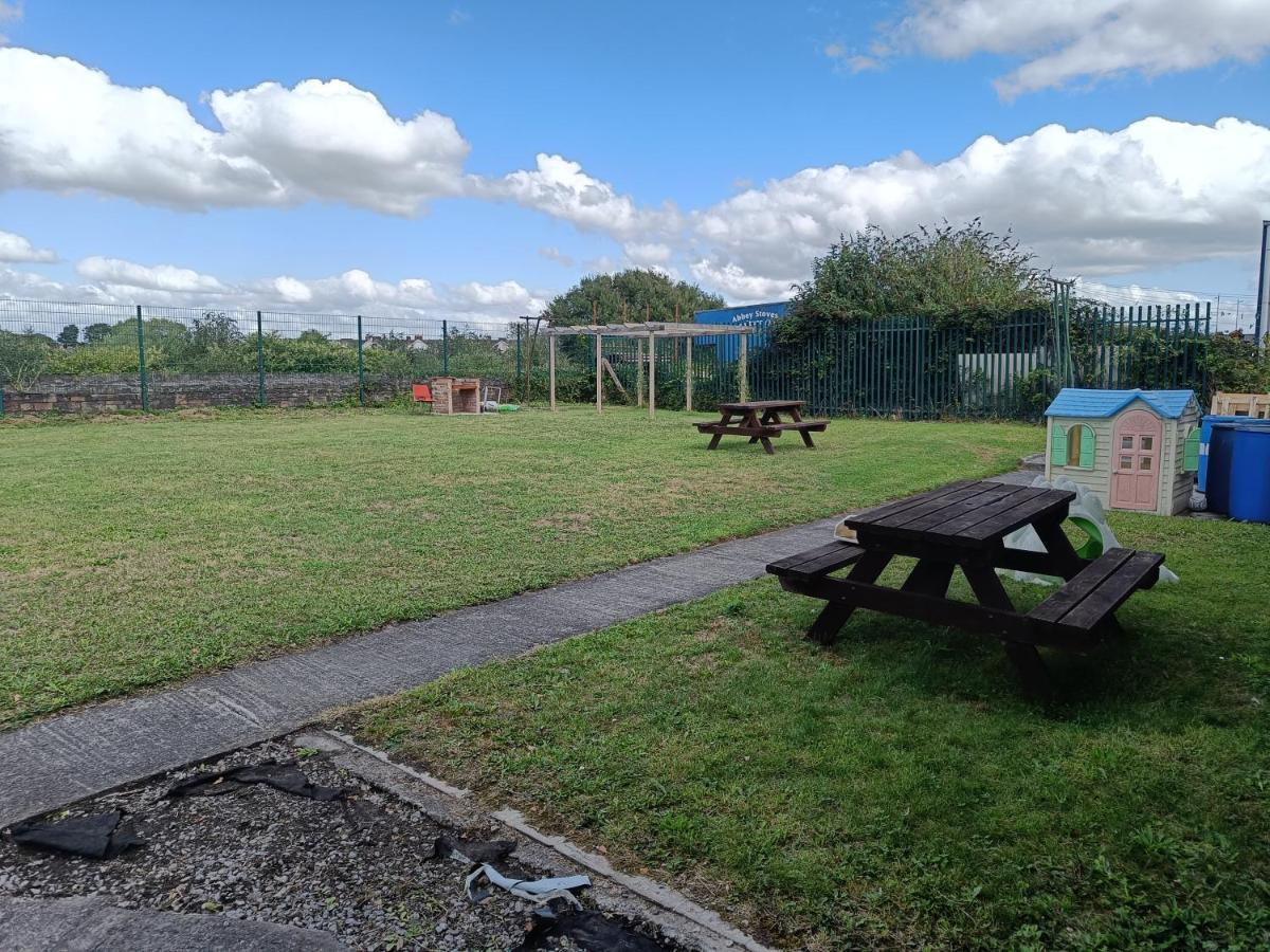 Y Doc At World Horizons Community Hub Hostel Llanelli Bagian luar foto