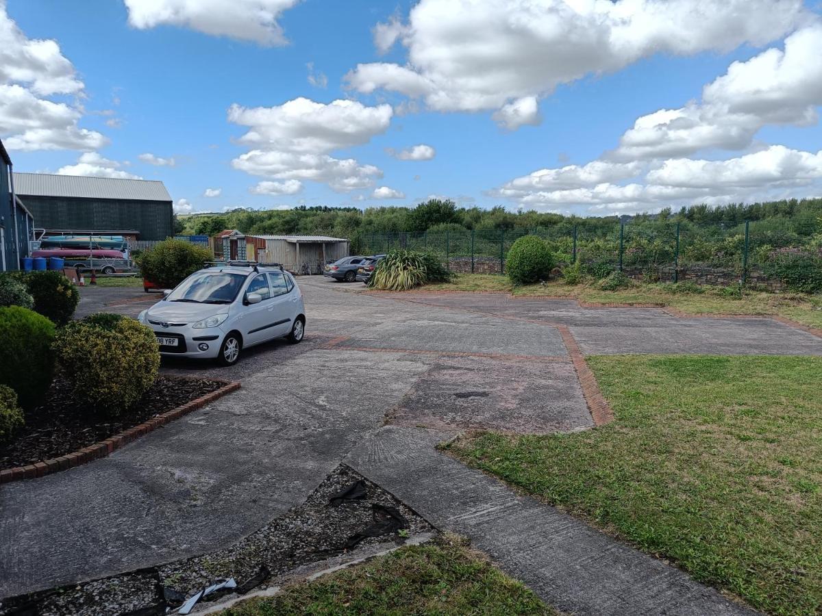Y Doc At World Horizons Community Hub Hostel Llanelli Bagian luar foto